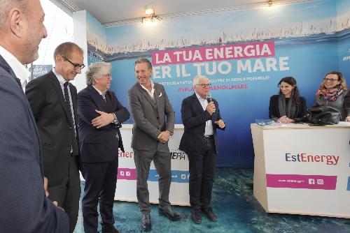 Conferenza stampa di presentazione di “Splastichiamo il mare” nello stand Hera della Barcolana. Da sinistra a destra: Maurizio Spoto, direttore dell’Area marina protetta di Miramare; Mitja Gialuz, presidente di Barcolana; Albino Belli, direttore generale di EstEnergy; Fabio Scoccimarro, assessore regionale alla Difesa dell’ambiente, Energia e Sviluppo sostenibile; Stellio Vatta, direttore generale dell’Agenzia regionale della protezione dell’ambiente del Friuli Venezia Giulia